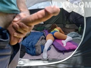 đi cắm trại chung, nam thanh niên địt người vợ ông hàng xóm